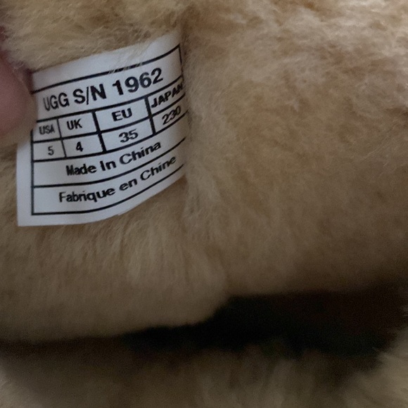 “Ugg” Bailey triple button boot in chestnut;size 5 - Picture 16 of 16